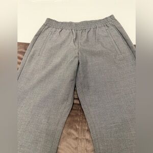 Women’s sz 4 Banana Republic Gray casual slacks with stretch waist and ankles.